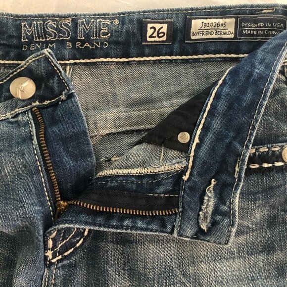 Miss Me Boyfriend Bermuda Denim  Med Wash Shorts Ladies 26 - Picture 3 of 14